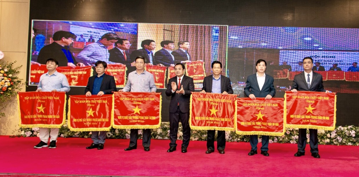 Công ty nhận cờ thi đua 'Đơn vị xuất sắc' năm 2021 của Tập đoàn Hóa chất Việt Nam