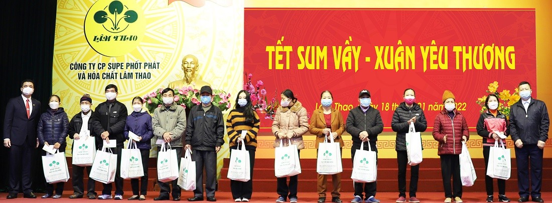 Tết sum vầy - Xuân yêu thương” năm 2022 Supe Lâm Thao trao tặng 50 suất quà cho các gia đình khó khăn tại 8 khu dân cư trên địa bàn Khu công nhân Công ty