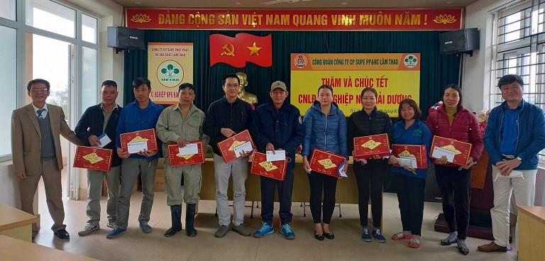 Công đoàn Công ty thăm, tặng quà Tết cho người lao động có hoàn cảnh khó khăn tại Xí nghiệp NPK Hải Dương