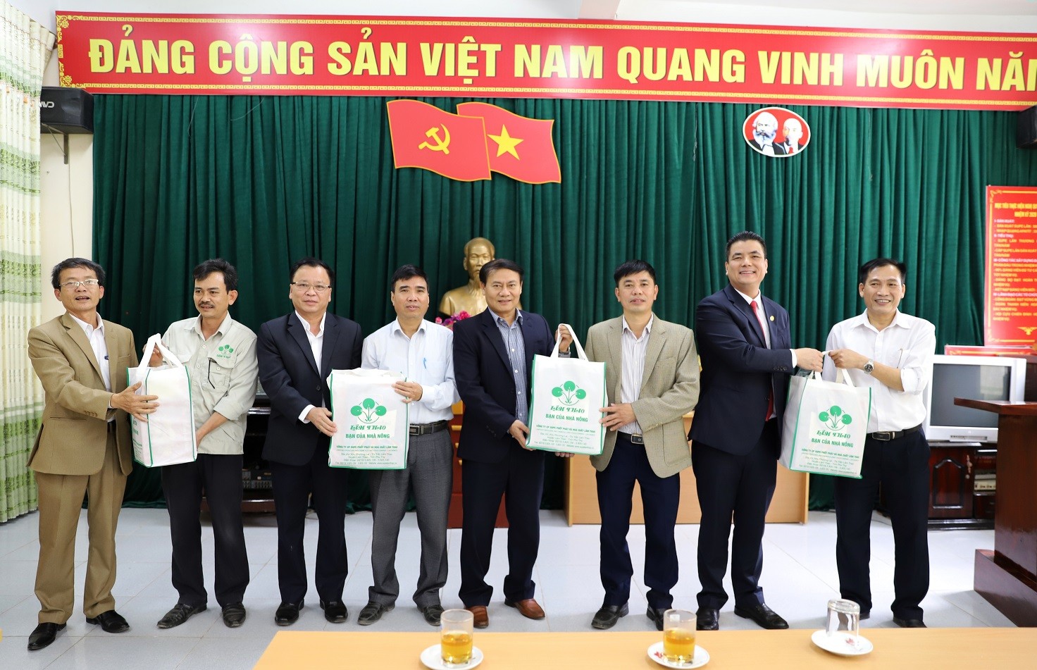 Lãnh đạo Công ty thăm, chúc Tết và tặng quà cho các đơn vị trong Công ty