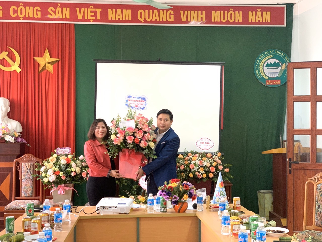 Công ty Cổ phần Supe phốt phát và Hóa chất Lâm Thao chúc mừng sinh nhật Giám đốc Công ty TNHH Như Linh và Công ty Cổ phần vật tư kỹ thuật nông nghiệp Bắc Kạn