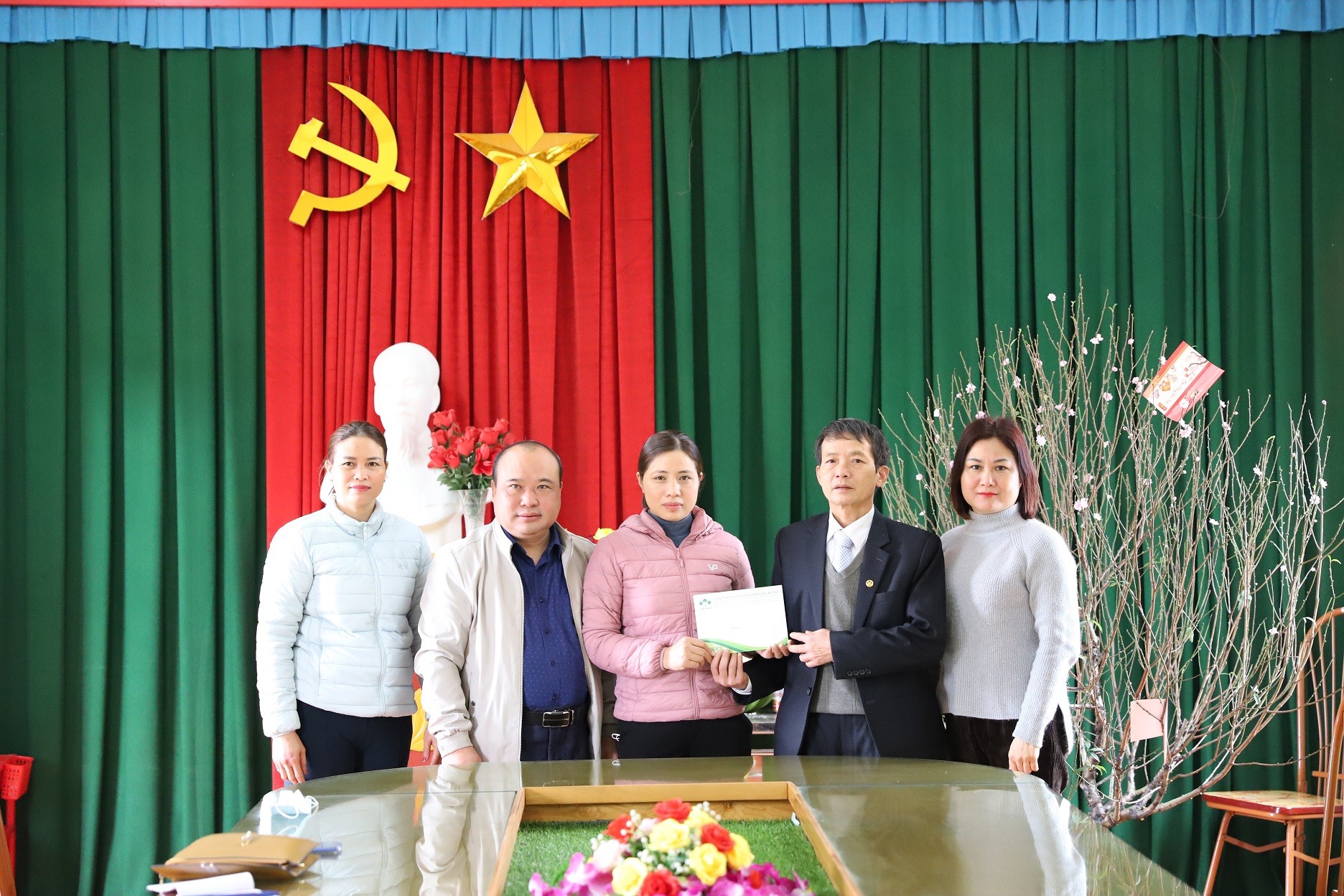 Supe Lâm Thao hỗ trợ công tác phòng, chống dịch Covid-19  tại xã Thạch Sơn.