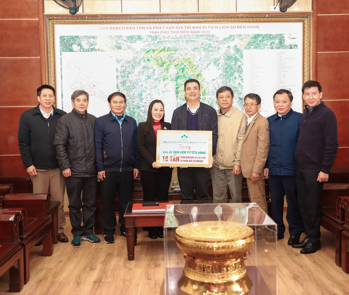 Supe Lâm Thao tổ chức chương trình "Về nguồn" và trao tặng phân bón tại Khu Di tích lịch sử Đền Hùng, Di tích Đền Mẫu Âu Cơ (Hạ Hòa, Phú Thọ) năm 2022.