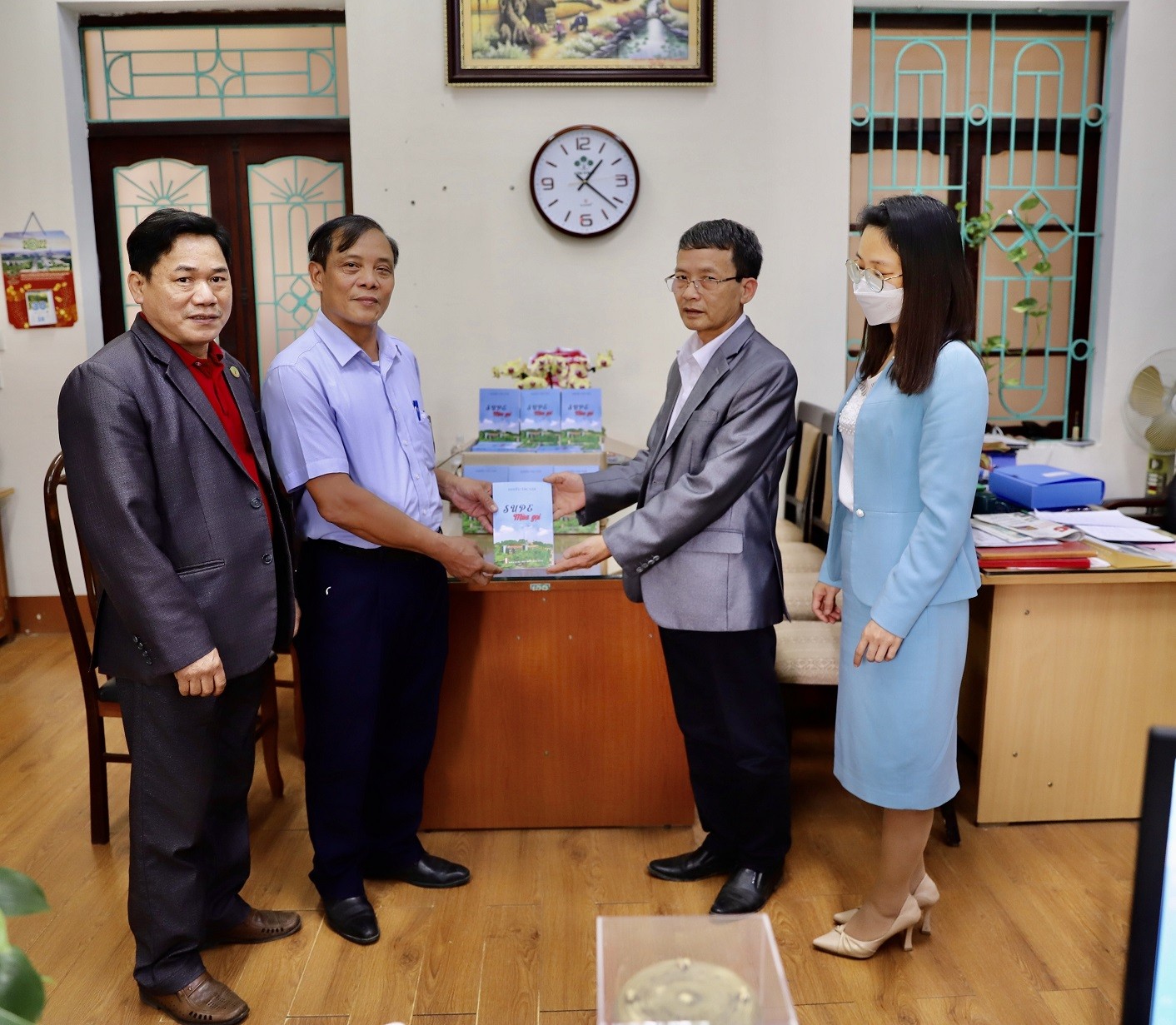 Câu lạc bộ thơ Việt Nam, chi nhánh Supe, tỉnh Phú Thọ trao tặng  100 cuốn thơ cho Công ty.