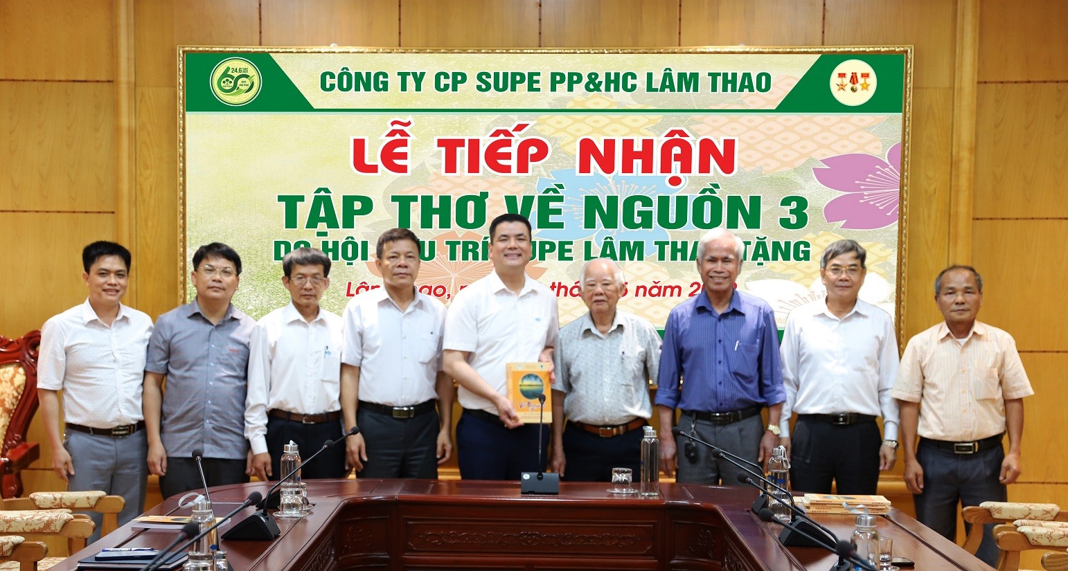 Hội Hưu trí Supe Lâm Thao trao tặng  100 cuốn Thơ-Văn-Nhạc “Về nguồn 3” cho Công ty.