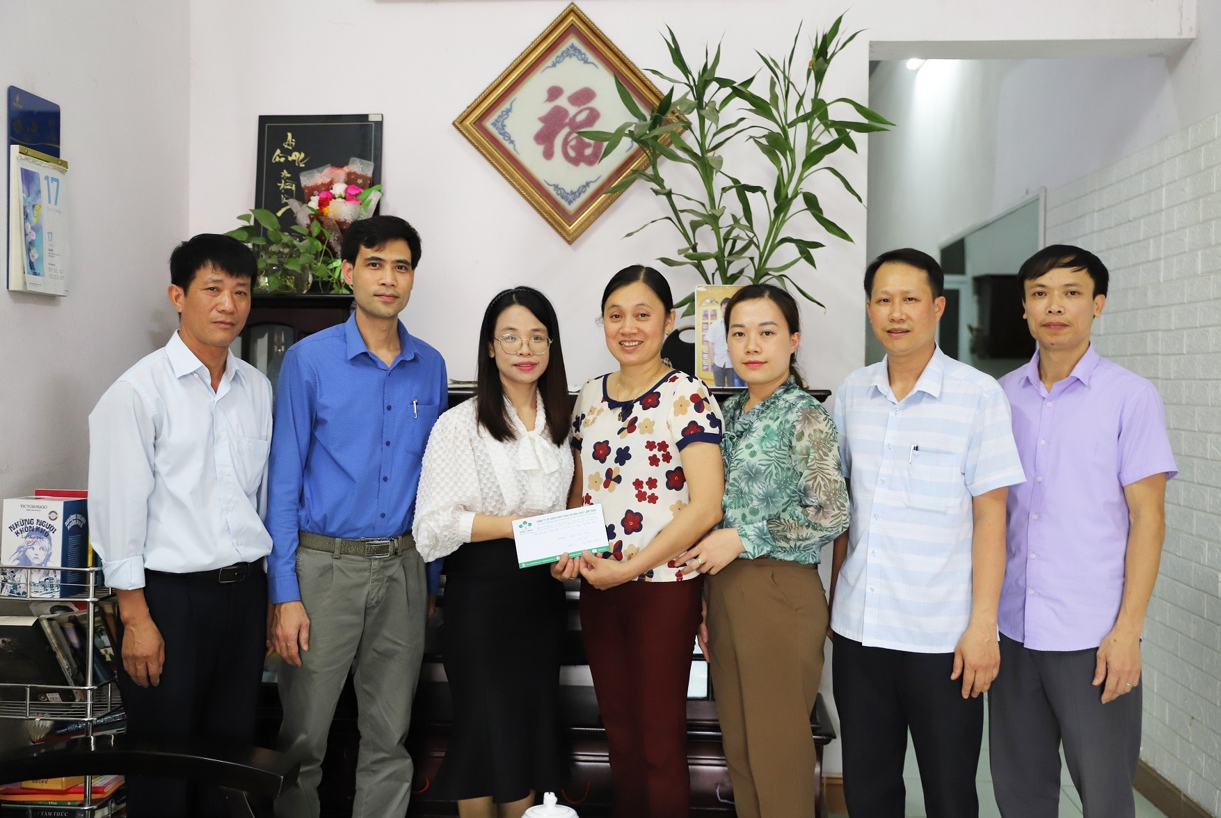 Supe Lâm Thao thăm, tặng quà cho công nhân bị tai nạn lao động nhân dịp “Tháng Công nhân”