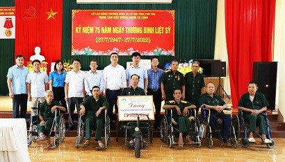 Supe Lâm Thao thăm, tặng quà Trung tâm Điều dưỡng người có công tỉnh Phú Thọ