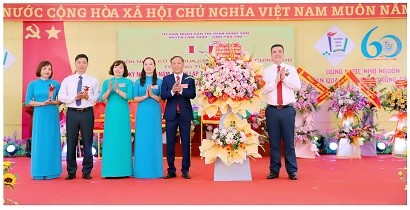 Lãnh đạo Công ty dự Lễ kỷ niệm 40 năm ngày Nhà giáo Việt Nam tại trường: Tiểu học và Trung học cơ sở Supe Lâm Thao.