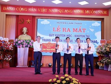 Supe Lâm Thao: Ủng hộ 200 triệu đồng quỹ khuyến học, khuyến tài "Trạng nguyên Vũ Duệ" huyện Lâm Thao