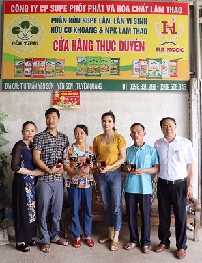 Supe Lâm Thao tưng bừng trao thưởng Vàng SJC cho khách hàng trúng thưởng khi mua sản phẩm phân bón Lâm Thao