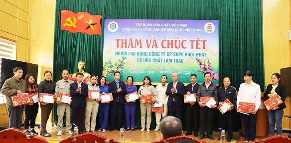 Lãnh đạo Tập đoàn Hóa chất Việt Nam và Công đoàn Công nghiệp Hóa chất Việt Nam thăm và chúc Tết người lao động Công ty.