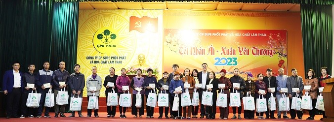 Supe Lâm Thao trao tặng 50 suất quà Tết cho các gia đình có hoàn cảnh khó khăn tại các khu dân cư trên địa bàn Khu công nhân Công ty