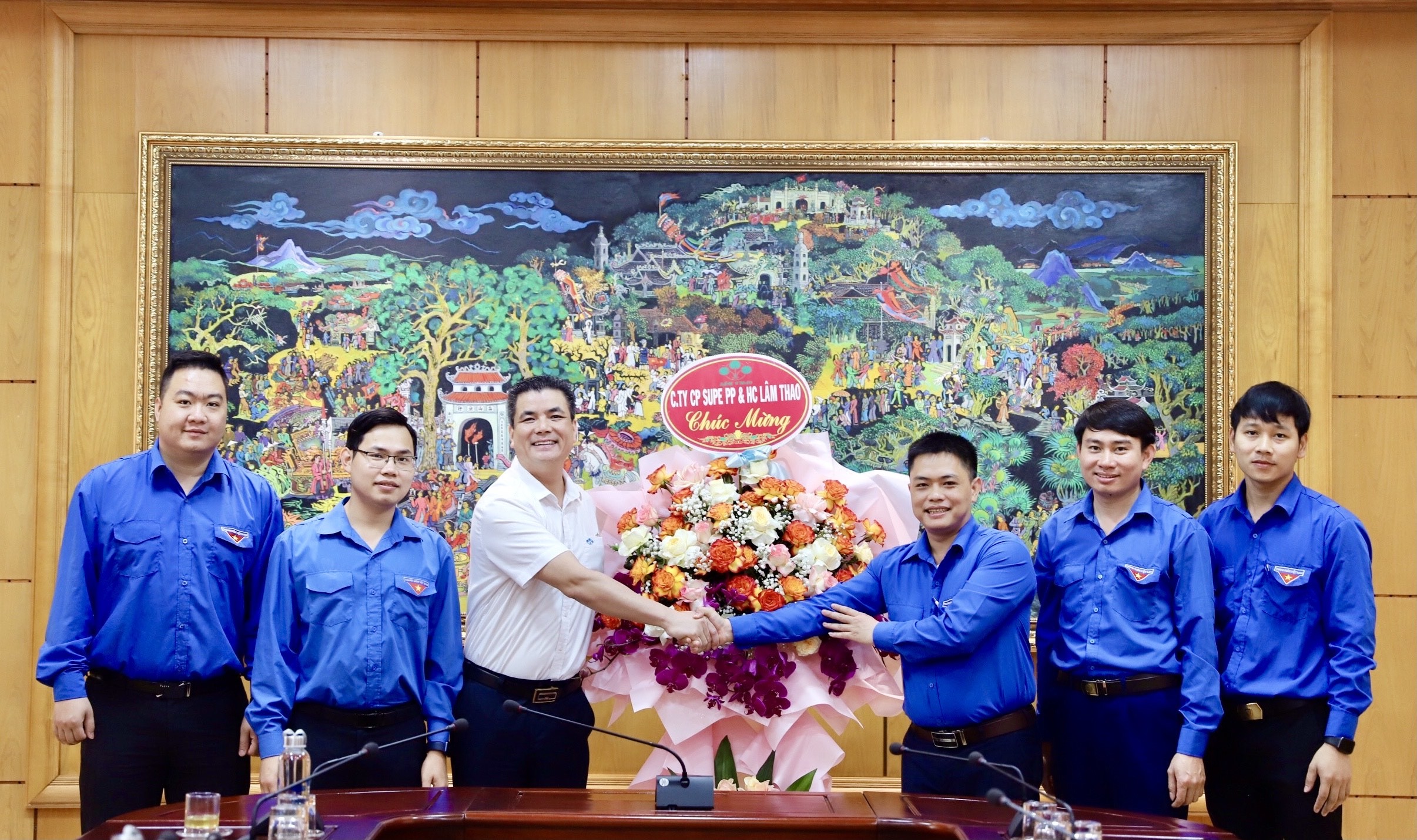 Lãnh đạo Công ty tặng hoa chúc mừng Đoàn Thanh niên Công ty nhân dịp kỷ niệm 92 năm Ngày thành lập Đoàn Thanh niên Cộng sản Hồ Chí Minh