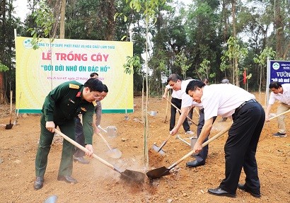 Supe Lâm Thao tham gia trồng 300 cây xanh tại Khu Di tích lịch sử K9 Đá Chông