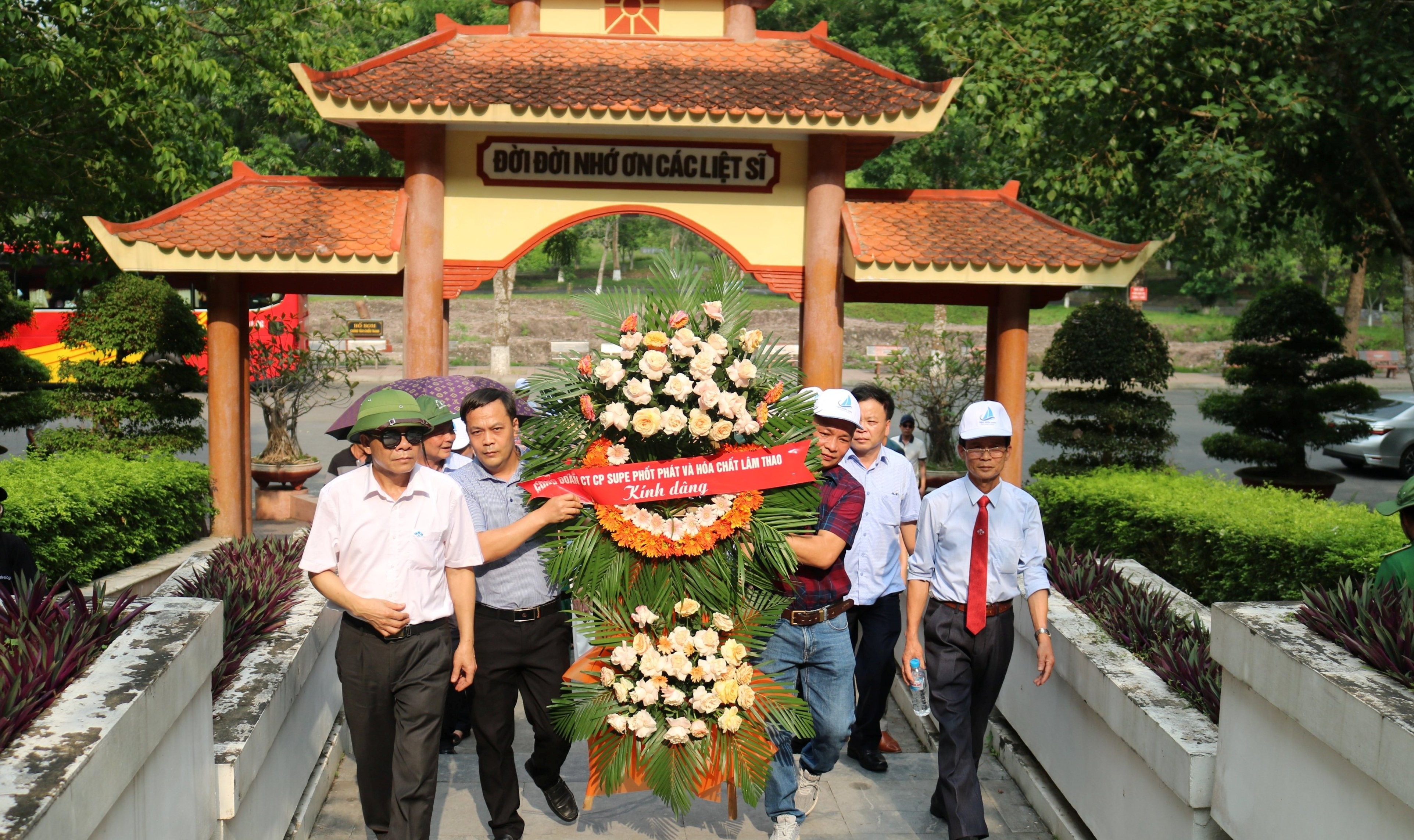 Công đoàn Supe Lâm Thao tổ chức dâng hương tại khu di tích lịch sử cấp Quốc gia đặc biệt Ngã Ba Đồng Lộc
