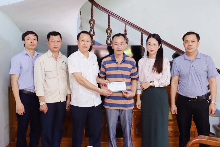 Supe Lâm Thao, thăm tặng quà cho người lao động nhân dịp Tháng công nhân năm 2023
