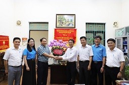 Lãnh đạo Công ty tặng hoa chúc mừng Công đoàn Công ty nhân kỷ niệm 94 năm Ngày thành lập Công đoàn Việt Nam.