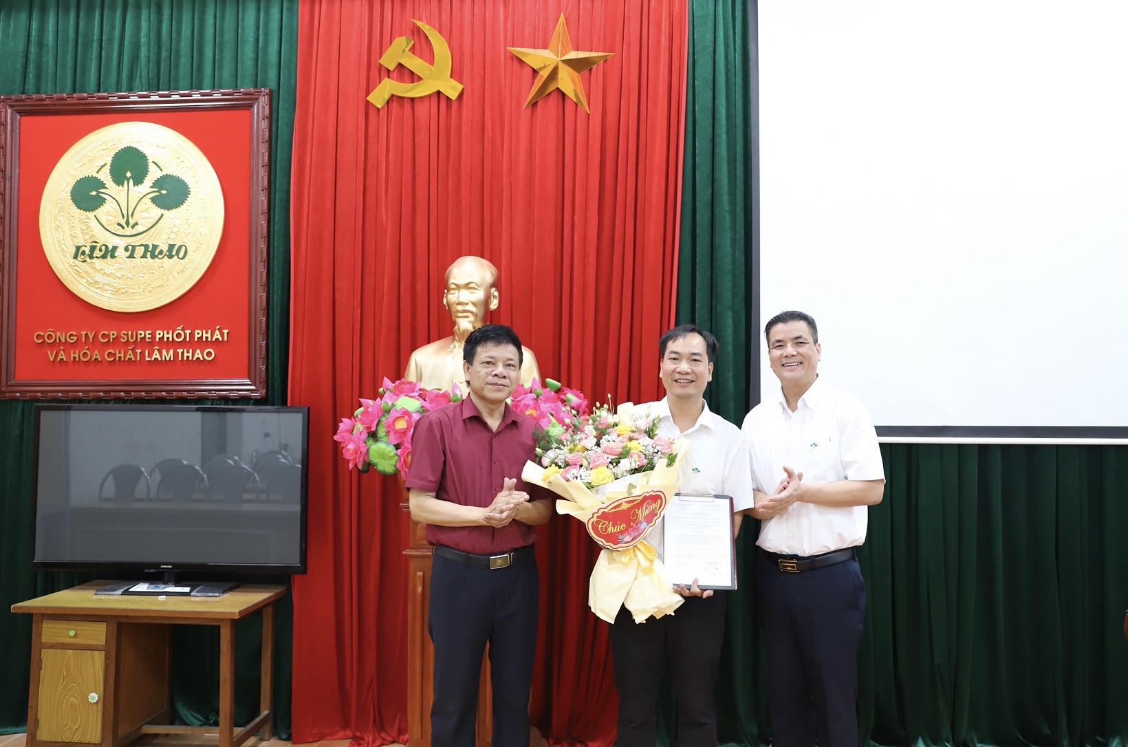 Trao Quyết định bổ nhiệm Phó Chánh văn phòng Đảng ủy Công ty