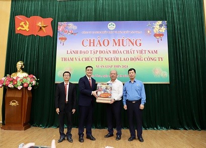 Lãnh đạo Tập đoàn Hoá chất Việt Nam thăm và chúc Tết người lao động Công ty
