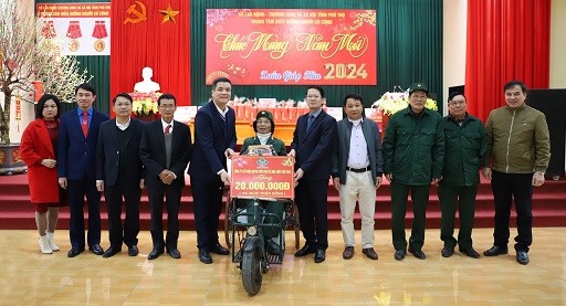 Supe Lâm Thao trao quà Tết tại trung tâm điều dưỡng người có công tỉnh Phú Thọ