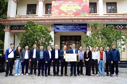 Supe Lâm Thao tổ chức chương trình “Về nguồn” và trao tặng phân bón cho Khu Di tích lịch sử Đền Hùng, Di tích Đền Mẫu Âu Cơ