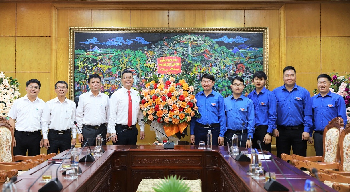 Lãnh đạo Công ty tặng hoa chúc mừng Ngày thành lập Đoàn TNCS Hồ Chí Minh