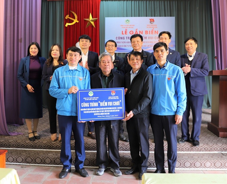 GẮN BIỂN CÔNG TRÌNH “ĐIỂM VUI CHƠI CHO THANH THIẾU NHI”