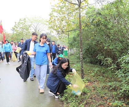 ĐOÀN VIÊN CÔNG ĐOÀN, ĐOÀN THANH NIÊN SUPE LÂM THAO CHUNG TAY VỆ SINH MÔI TRƯỜNG TẠI KHU DI TÍCH LỊCH SỬ ĐỀN HÙNG