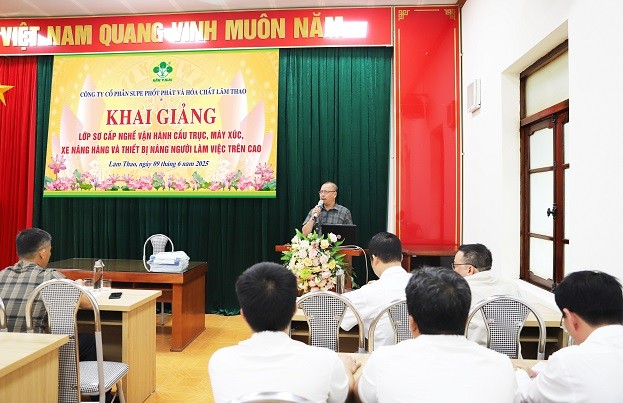 KHAI GIẢNG LỚP SƠ CẤP NGHỀ VẬN HÀNH CẦU TRỤC, MÁY XÚC, XE NÂNG HÀNG VÀ THIẾT BỊ NÂNG NGƯỜI LÀM VIỆC TRÊN CAO.