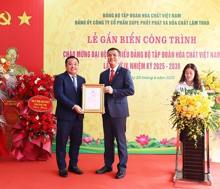 LỄ GẮN BIỂN CÔNG TRÌNH "TRUNG TÂM BÁN HÀNG VÀ GIỚI THIỆU SẢN PHẨM" CHÀO MỪNG ĐẠI HỘI ĐẠI BIỂU ĐẢNG BỘ TẬP ĐOÀN HÓA CHẤT VIỆT NAM LẦN THỨ IV, NHIỆM KỲ 2025–2030.