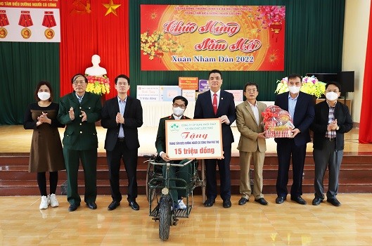 Công ty trao quà Tết tại Trung tâm điều dưỡng người có công tỉnh Phú Thọ và huyện Lâm Thao.