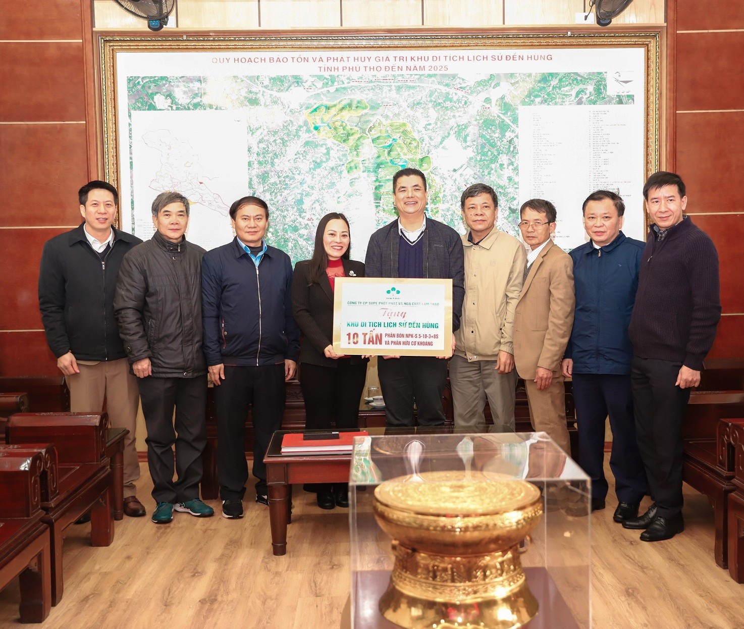 Supe Lâm Thao tổ chức chương trình "Về nguồn" và trao tặng phân bón tại Khu Di tích lịch sử Đền Hùng, Di tích Đền Mẫu Âu Cơ  (Hạ Hòa, Phú Thọ) năm 2022.