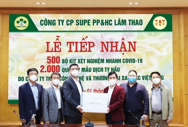 Tiếp nhận 500 bộ kit xét nghiệm nhanh Covid-19 và 2000 que lấy mẫu dịch tỵ hậu