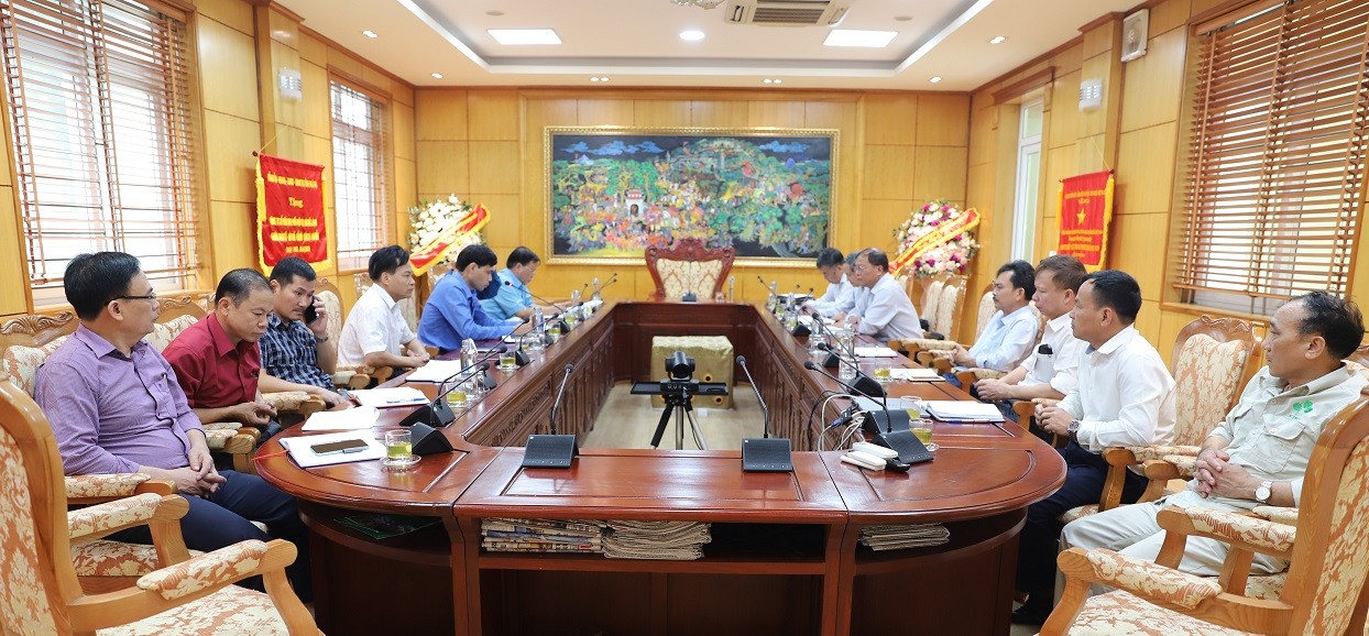 Lãnh đạo Hội đồng trách nhiệm xã hội tự nguyện các doanh nghiệp Hóa chất Việt Nam (VRCC) thăm và làm việc tại Công ty.