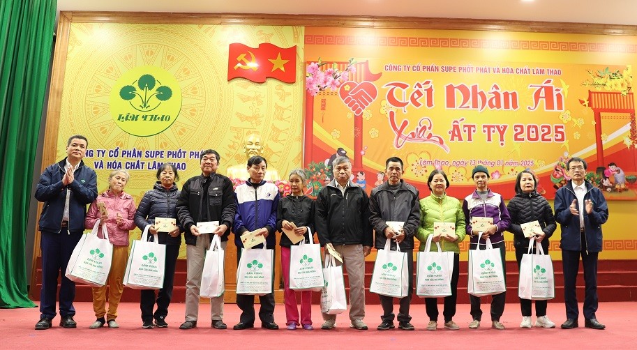 TRAO 50 PHẦN QUÀ TẾT ĐẾN CÁC GIA ĐÌNH CÓ HOÀN CẢNH KHÓ KHĂN TRÊN ĐỊA BÀN