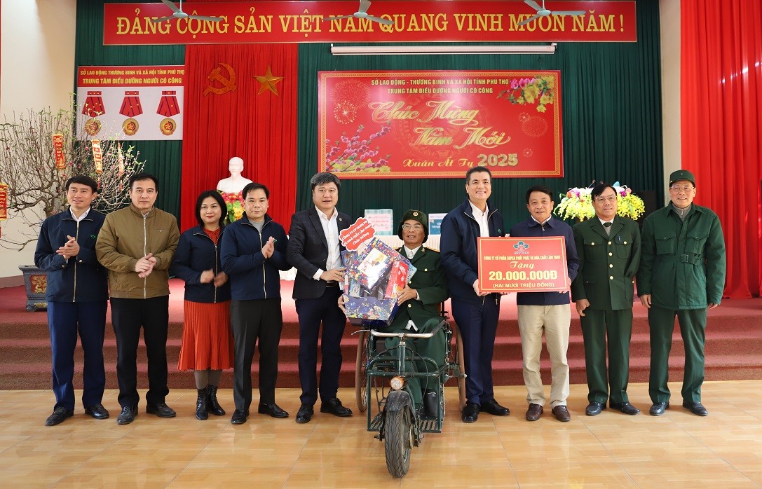 CÔNG TY CP SUPE PHỐT PHÁT VÀ HOÁ CHẤT LÂM THAO: THĂM, TẶNG QUÀ, CHÚC TẾT TRUNG TÂM ĐIỀU DƯỠNG NGƯỜI CÓ CÔNG TỈNH PHÚ THỌ