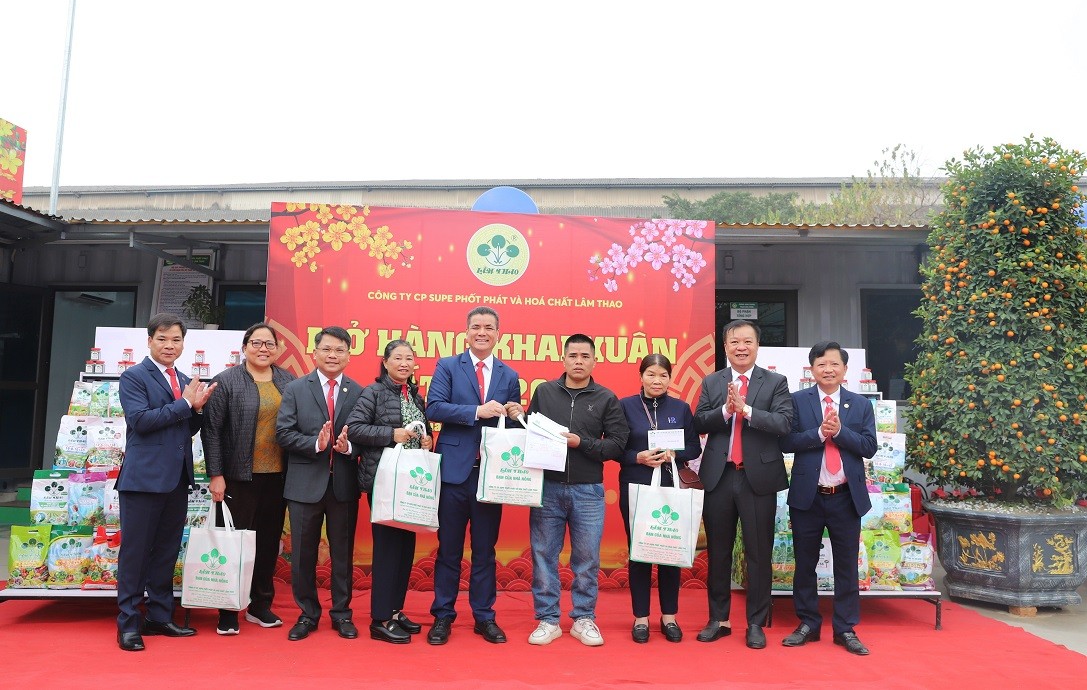 CÔNG TY CP SUPE PHỐT PHÁT VÀ HÓA CHẤT LÂM THAO: MỞ HÀNG XUẤT BÁN HƠN 1.000 TẤN SẢN PHẨM TRONG NGÀY ĐẦU NĂM MỚI 2025.
