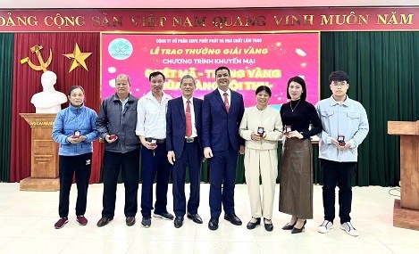TRAO THƯỞNG VÀNG CHO KHÁCH HÀNG TRÚNG THƯỞNG CHƯƠNG TRÌNH KHUYẾN MẠI: “QUÉT MÃ – TRÚNG VÀNG, MÙA MÀNG BỘI THU”.
