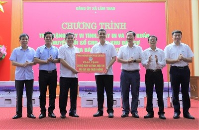 CÔNG TY CP SUPE PHỐT PHÁT VÀ HÓA CHẤT LÂM THAO TRAO TẶNG 30 BỘ MÁY VI TÍNH, MÁY IN CHO XÃ LÂM THAO (PHÚ THỌ).